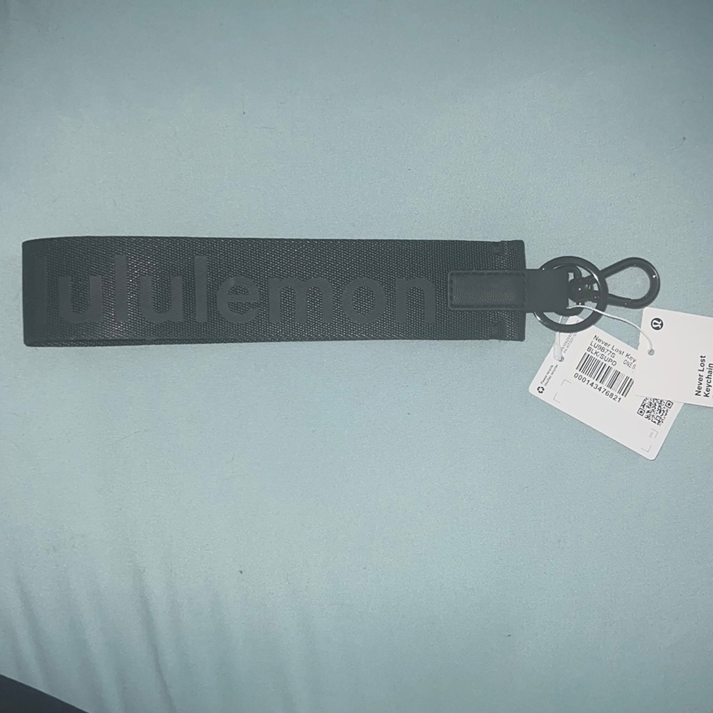 lululemon black never lost keychain